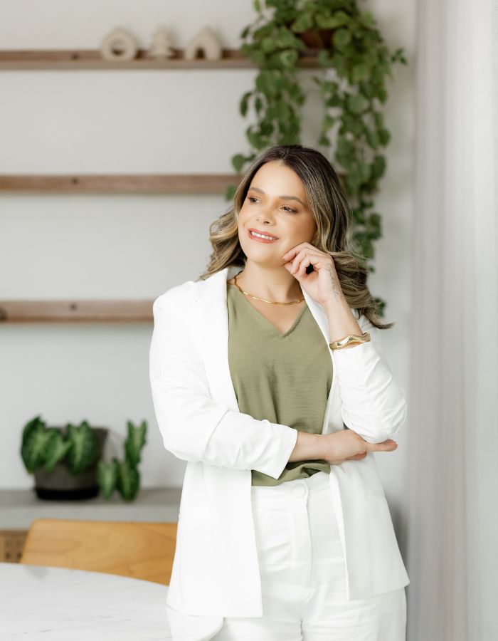 Danielle Menezes, psicóloga clínica em Brasília, em foto profissional