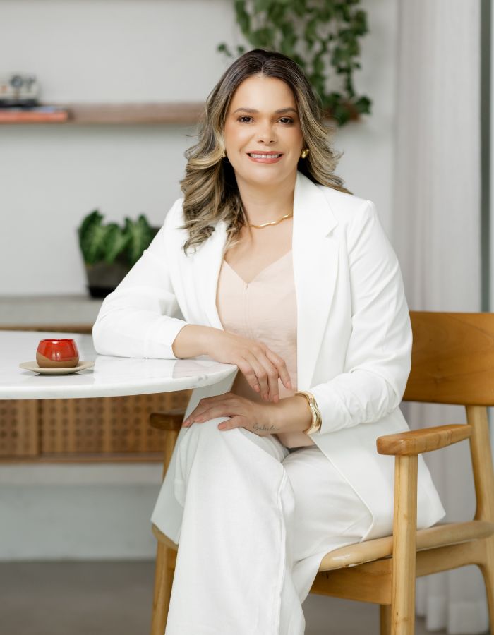 Danielle Menezes, psicóloga em Brasília, sorrindo em foto profissional