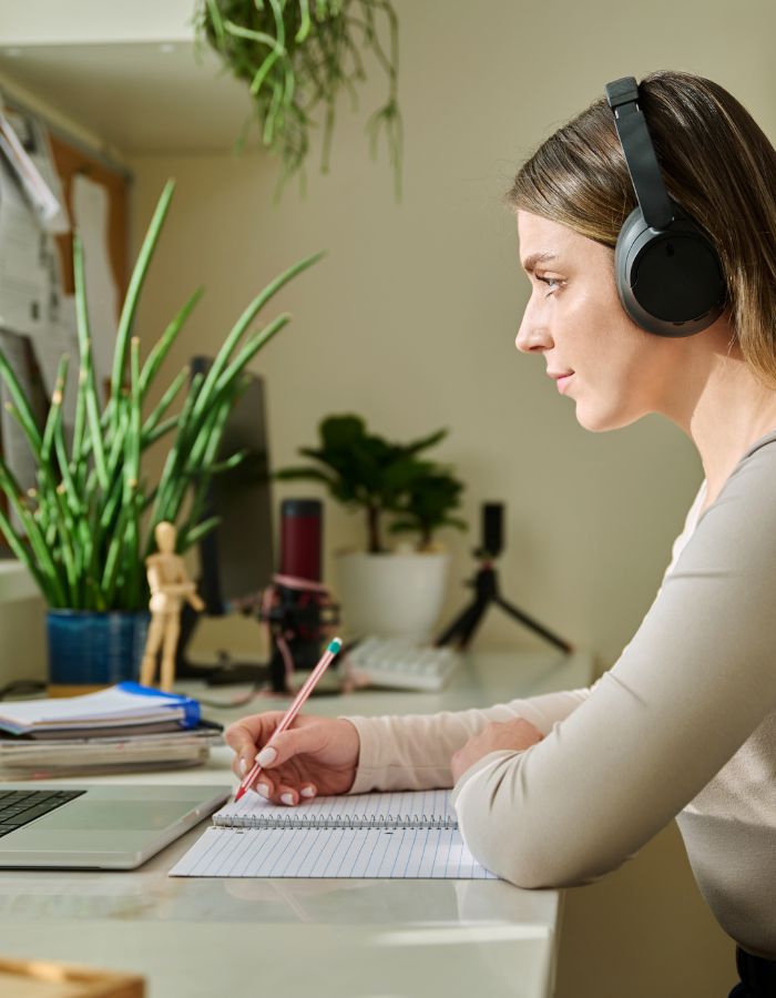 Psicóloga Danielle Menezes atendendo online por videochamada